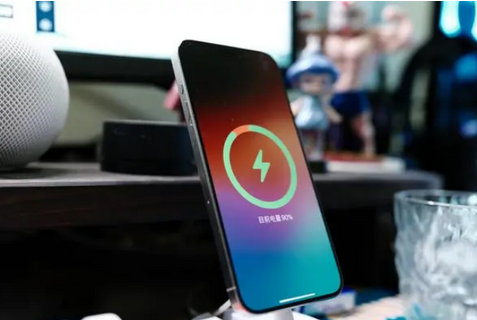 泰和苹果15换屏服务分享用什么充电器给iPhone15充电更好 